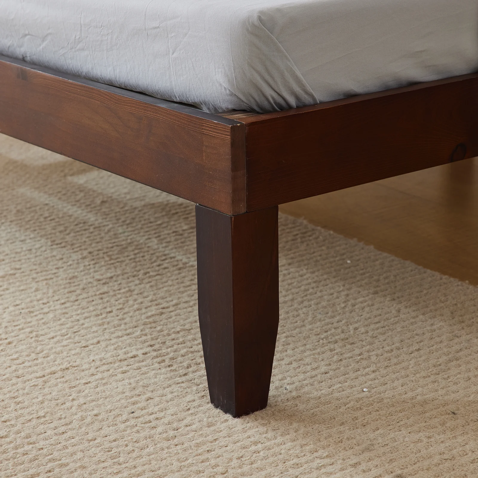 Cadre de lit simple en bois, finition marron, modèle 2025 – design robuste et sobre. Dimensions : 197,2 x 96,5 x 30,5 cm – idéal pour une chambre d’enfant.