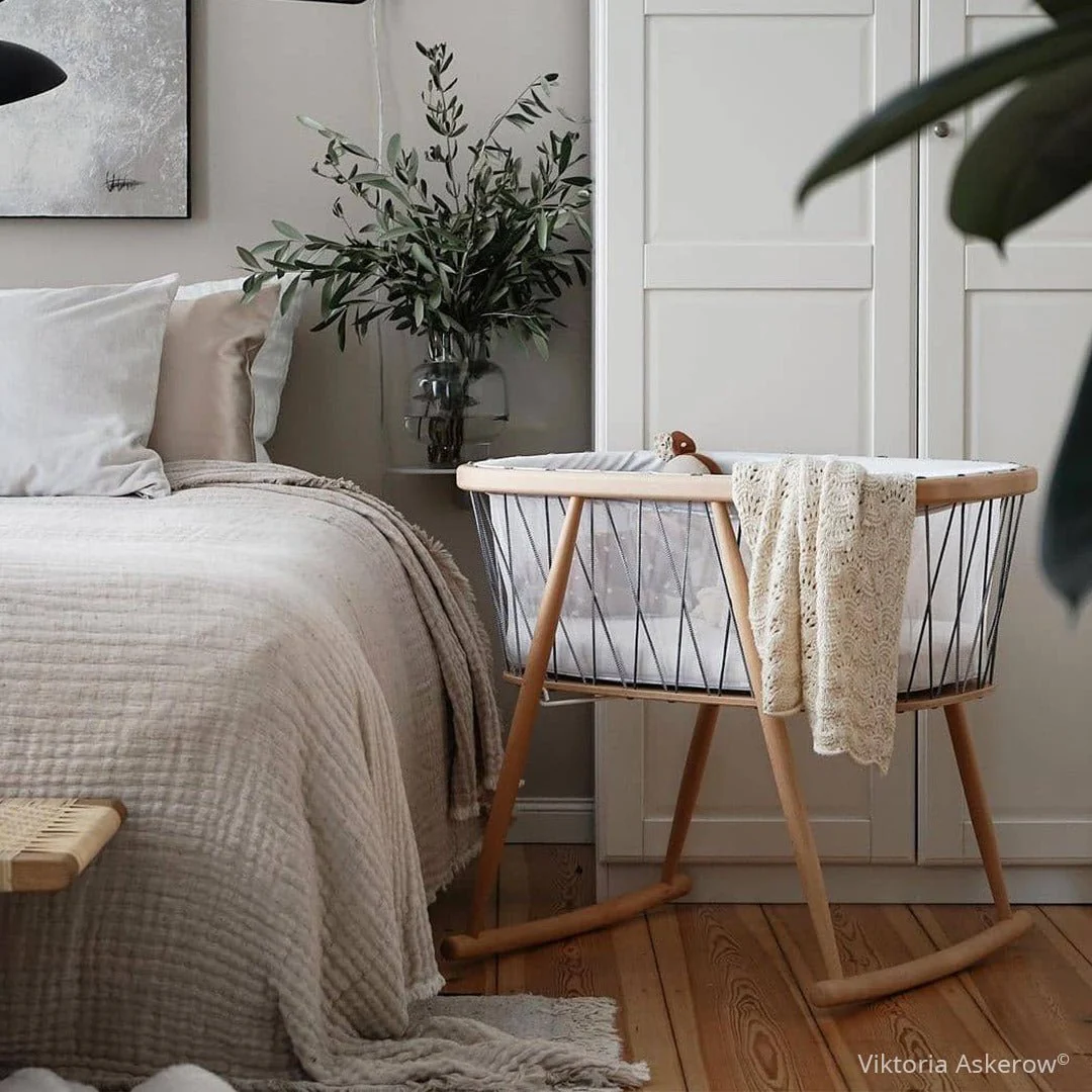 Berceau KUMI 2025 par Charlie Crane – Cocon transparent avec bercement doux | Dimensions : 81 x 56 x 72 cm | Matelas en mousse inclus | Cordons personnalisables | Design moderne et minimaliste