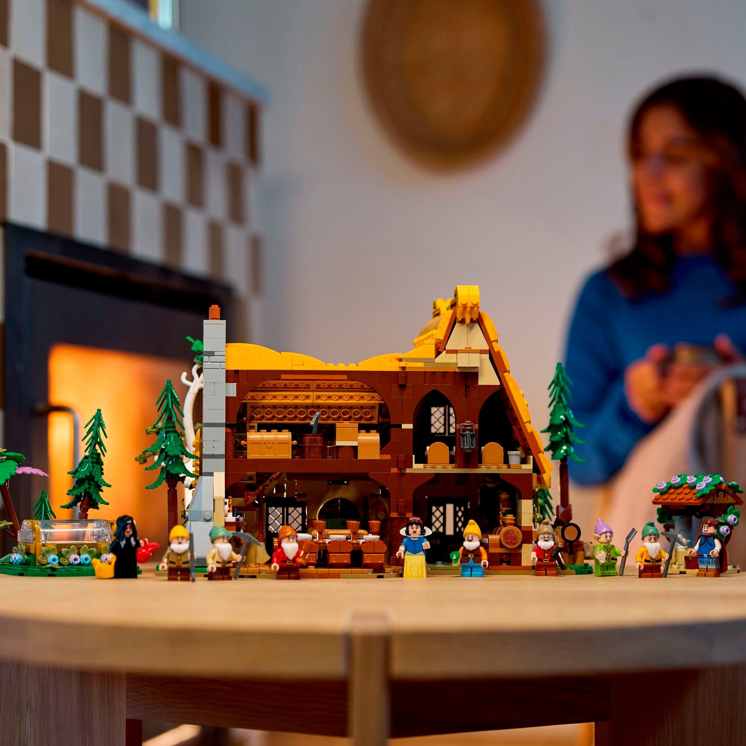 LEGO – Disney La Maison Blanche-Neige et les Sept Nains, ensemble de construction et d'exposition 43242