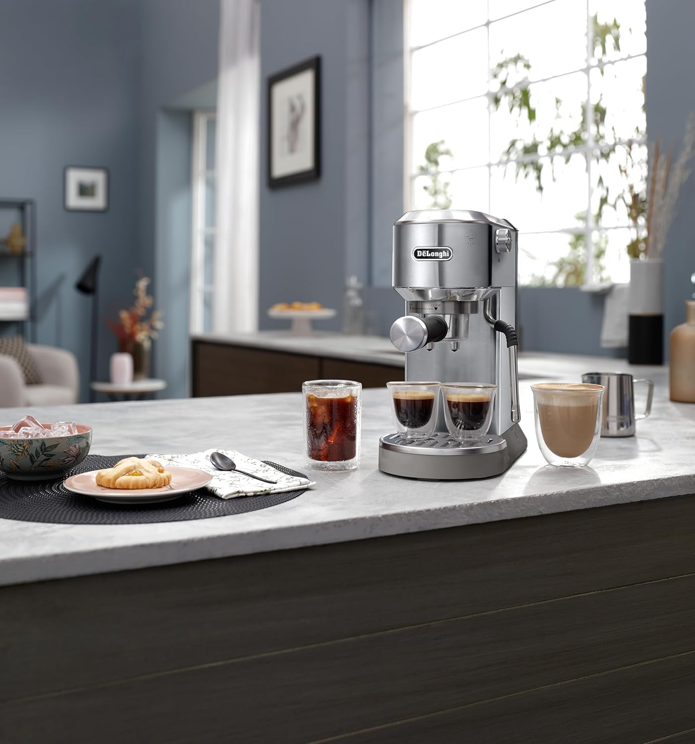 De'Longhi Dedica - RVS pompkoffiezetapparaat voor gemalen koffie of cups, espresso en cappuccino, 1,3 liter reservoir, anti-druppelsysteem, model EC685.M, metaalkleur