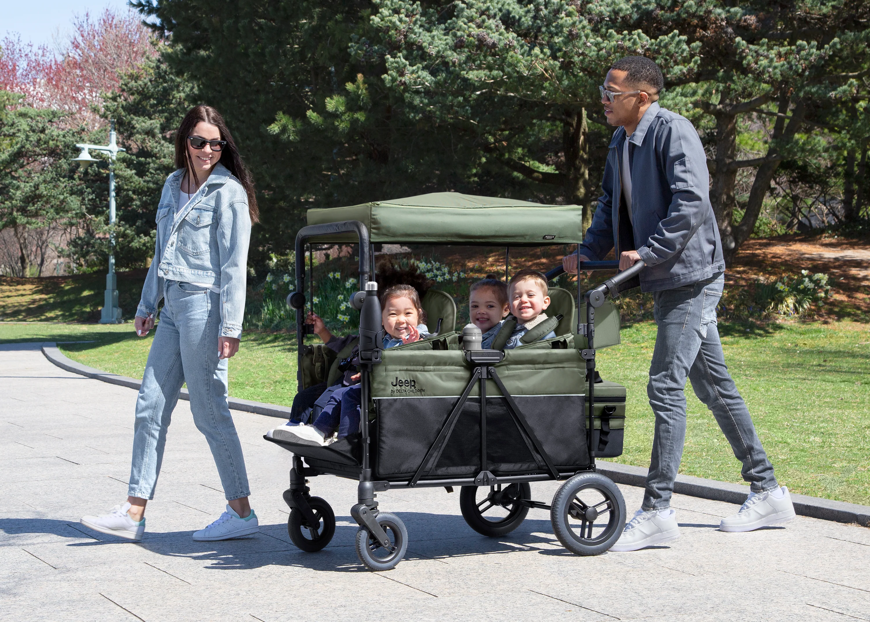 Jeep Wrangler Deluxe Kinderwagen voor 4 Kinderen – Afneembare Kap. Geïsoleerde Tas. Modulaire Zitjes. XXL Opbergruimte. Lekvrije Wielen. Verstelbaar Stuur.
