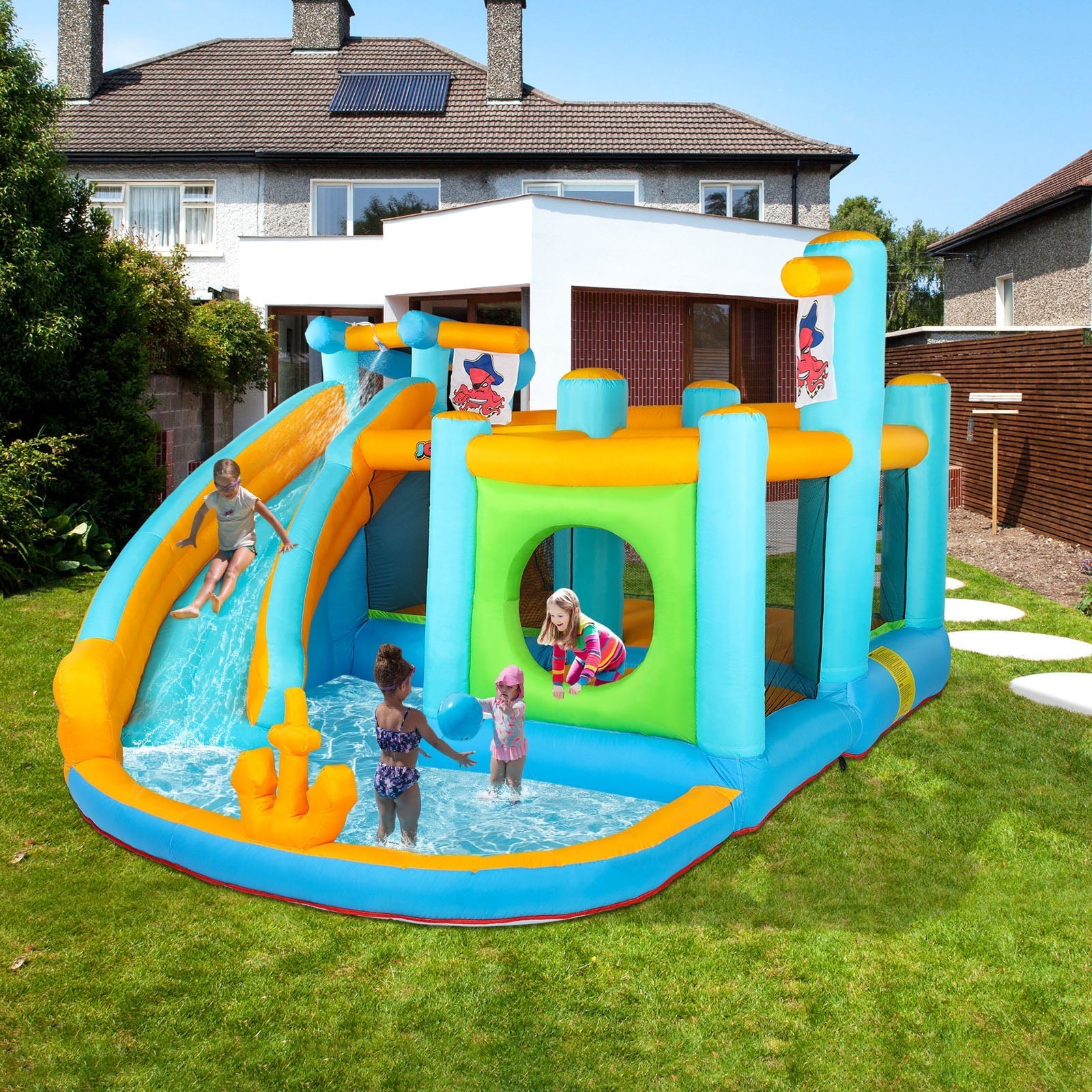 JOYMOR Opblaasbaar waterpark met glijbaan – Piratenthema springkussen met hindernisbaan, waterkanon, plonsbad en opblaaskasteel voor buitengebruik – Voor kinderen van 3 tot 12 jaar (inclusief blower)