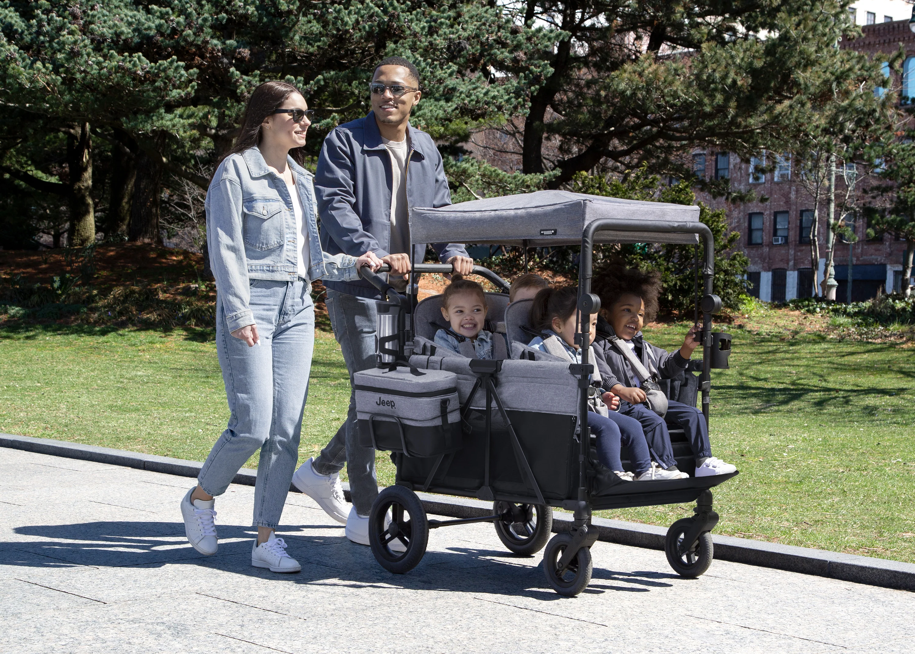 Jeep Wrangler Deluxe Kinderwagen voor 4 Kinderen – Afneembare Kap. Geïsoleerde Tas. Modulaire Zitjes. XXL Opbergruimte. Lekvrije Wielen. Verstelbaar Stuur.