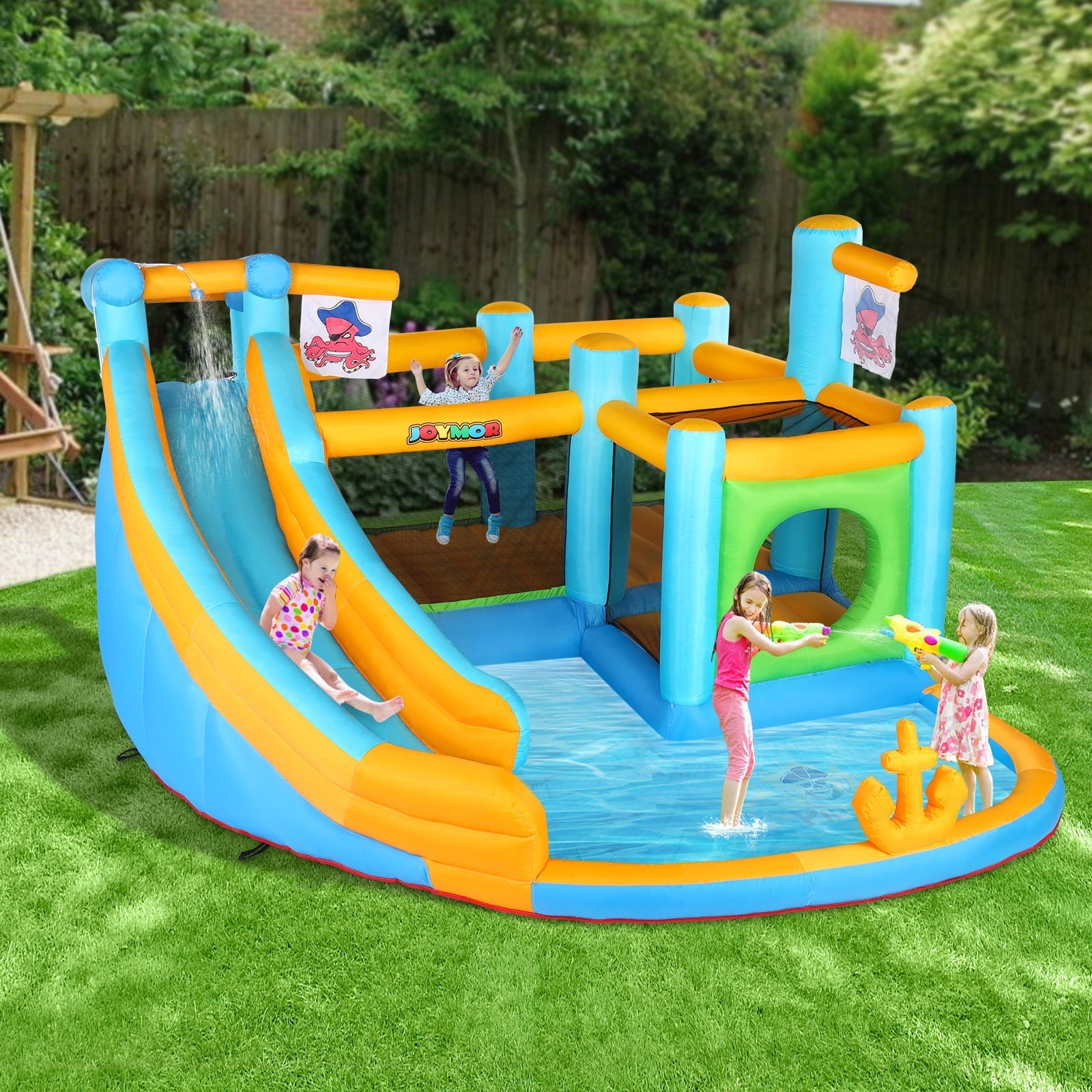 JOYMOR Opblaasbaar waterpark met glijbaan – Piratenthema springkussen met hindernisbaan, waterkanon, plonsbad en opblaaskasteel voor buitengebruik – Voor kinderen van 3 tot 12 jaar (inclusief blower)