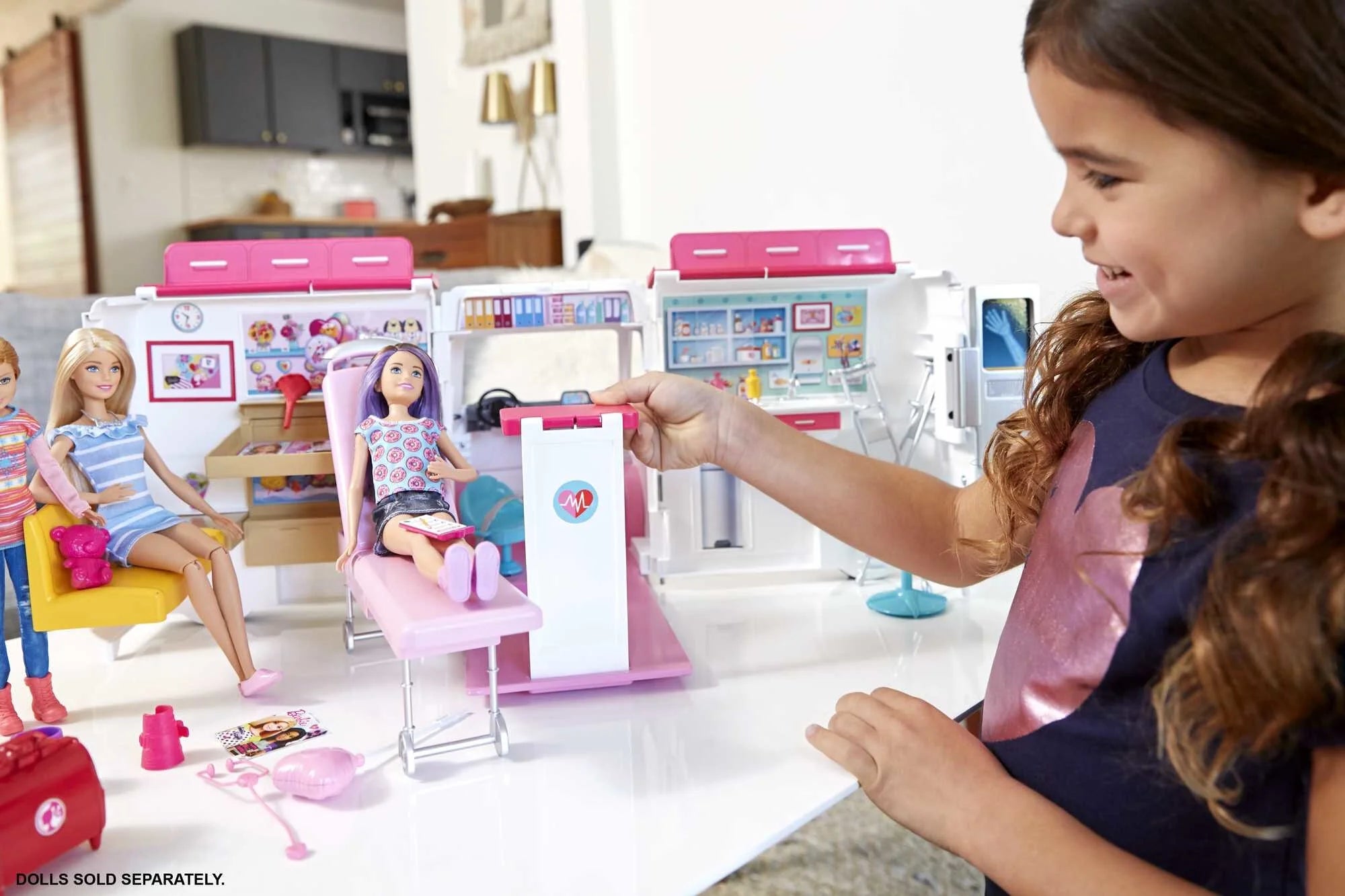 Barbie 2-in-1 Zorgkliniek - Leuke speelset voor kinderen vanaf 3 jaar